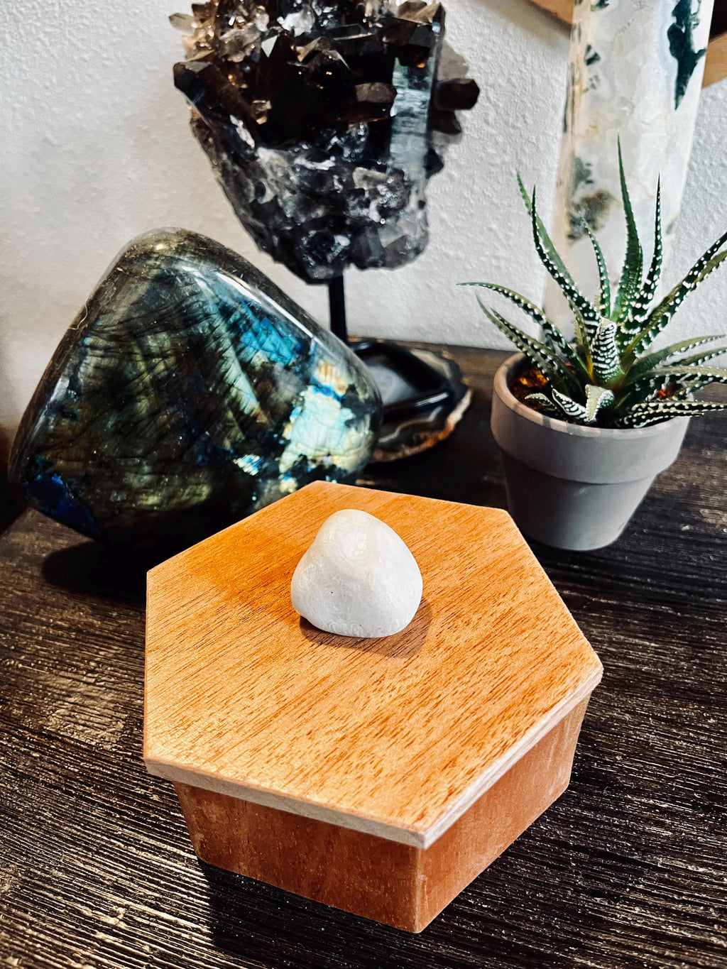 Handmade Mahogany Hexagon Jewelry Box: Quartz Crystal Lid