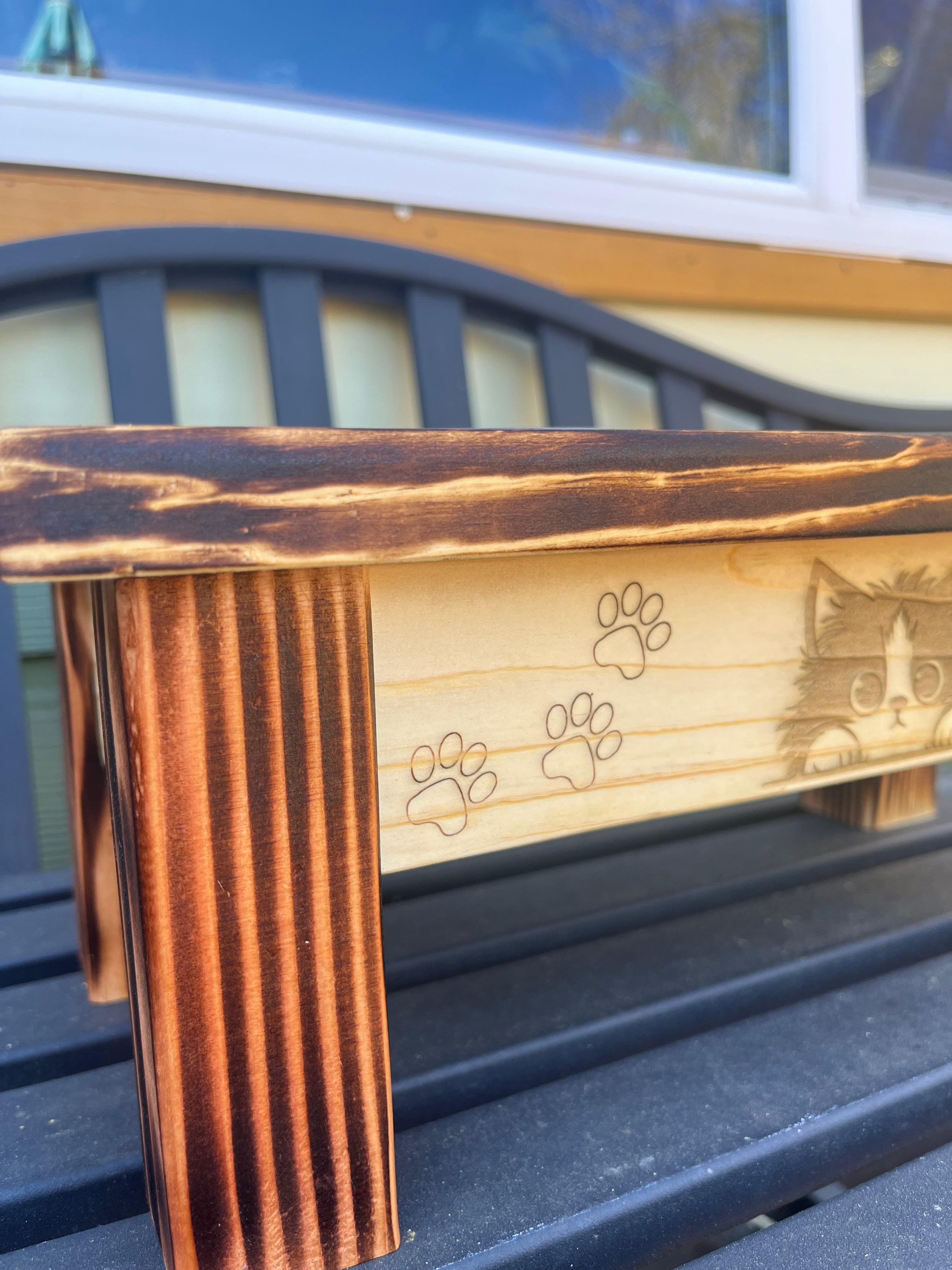 Elevated Rustic Cat Feeder – Burned Wood Finish with Engraved Kittens & Paw Prints