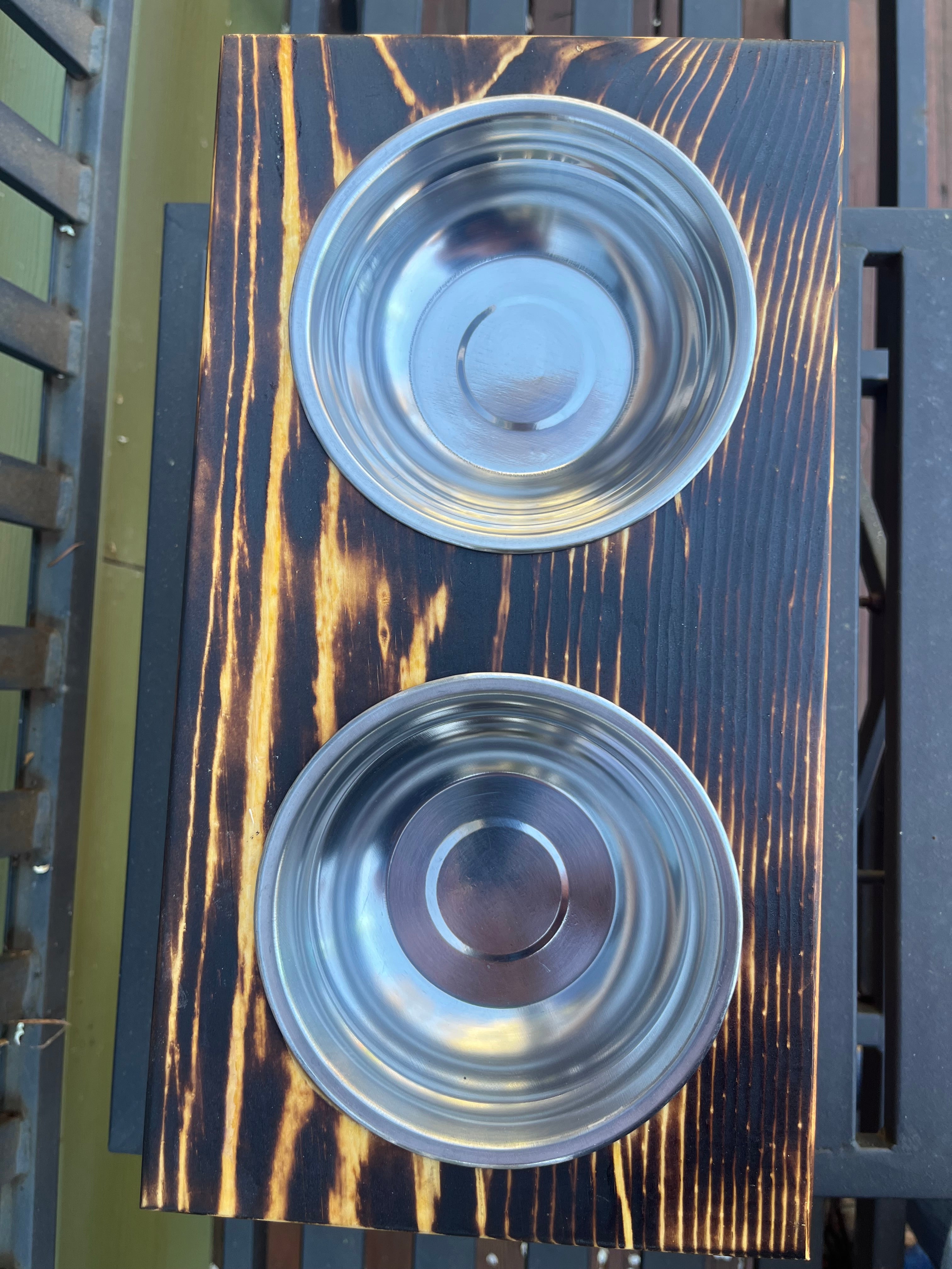 Elevated Rustic Cat Feeder – Burned Wood Finish with Engraved Kittens & Paw Prints