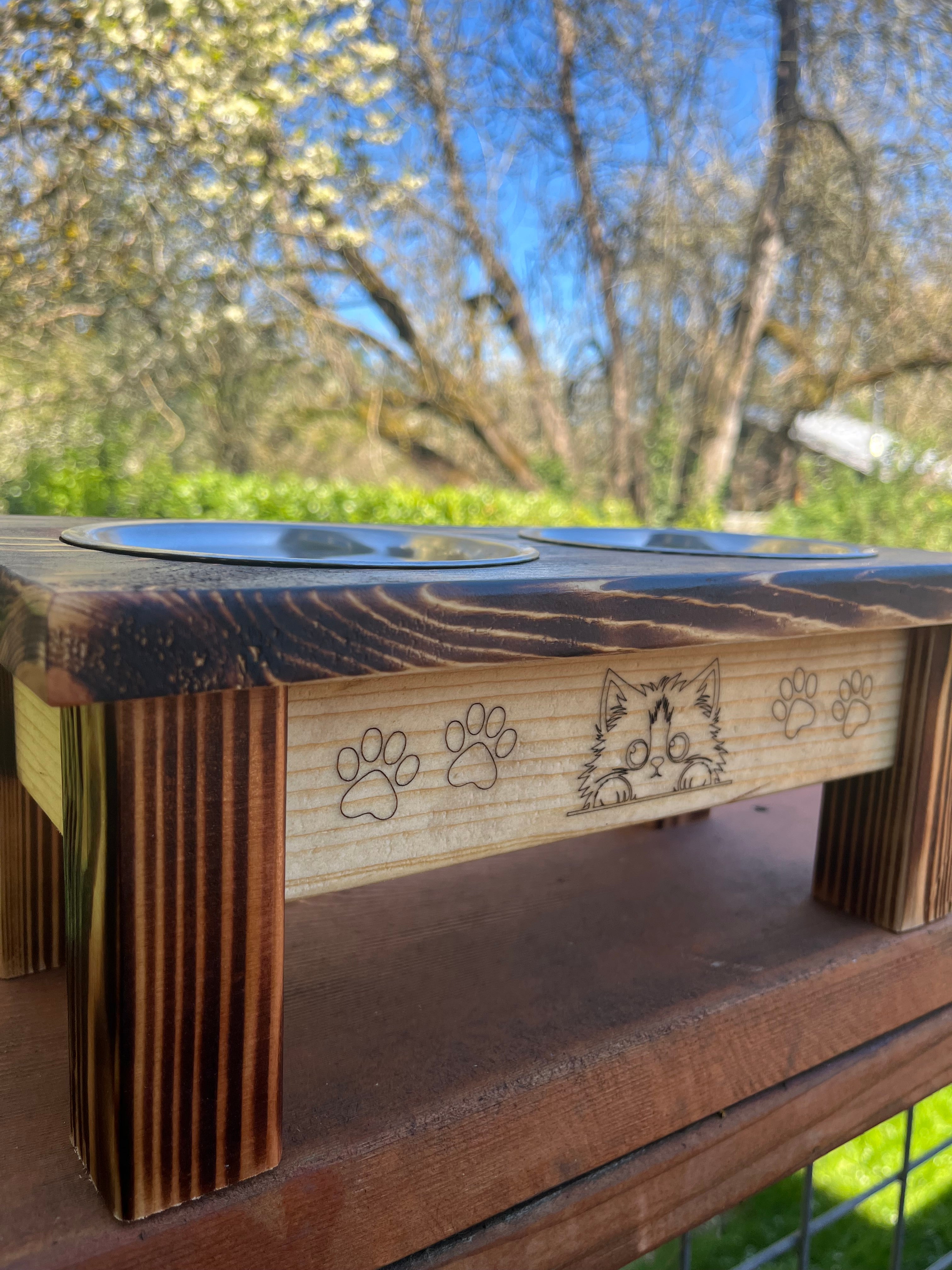Cute Elevated Cat Feeder – Engraved Kittens, Paw Prints & Rustic Wood Design