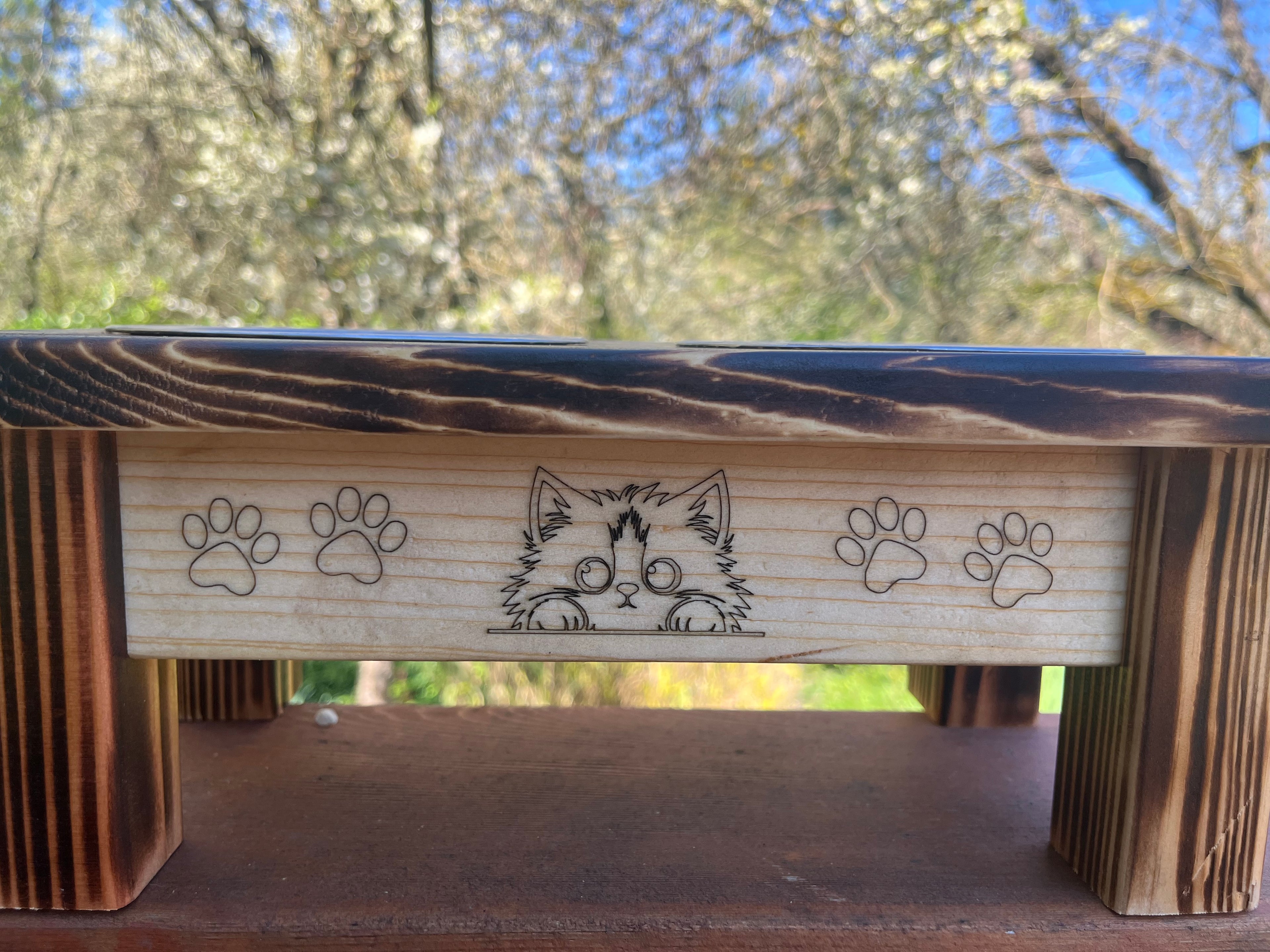 Cute Elevated Cat Feeder – Engraved Kittens, Paw Prints & Rustic Wood Design