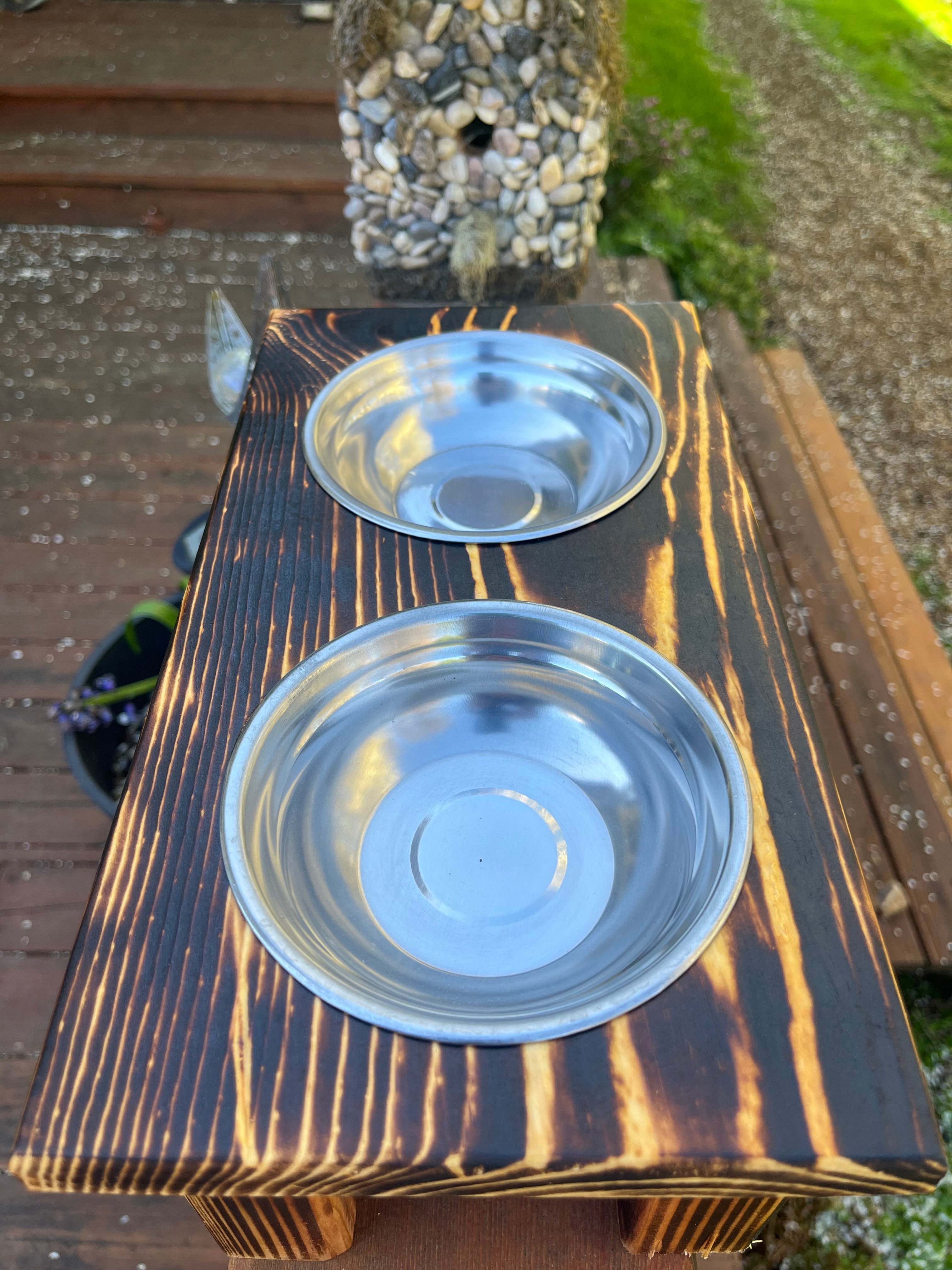 Cute Elevated Cat Feeder – Engraved Kittens, Paw Prints & Rustic Wood Design