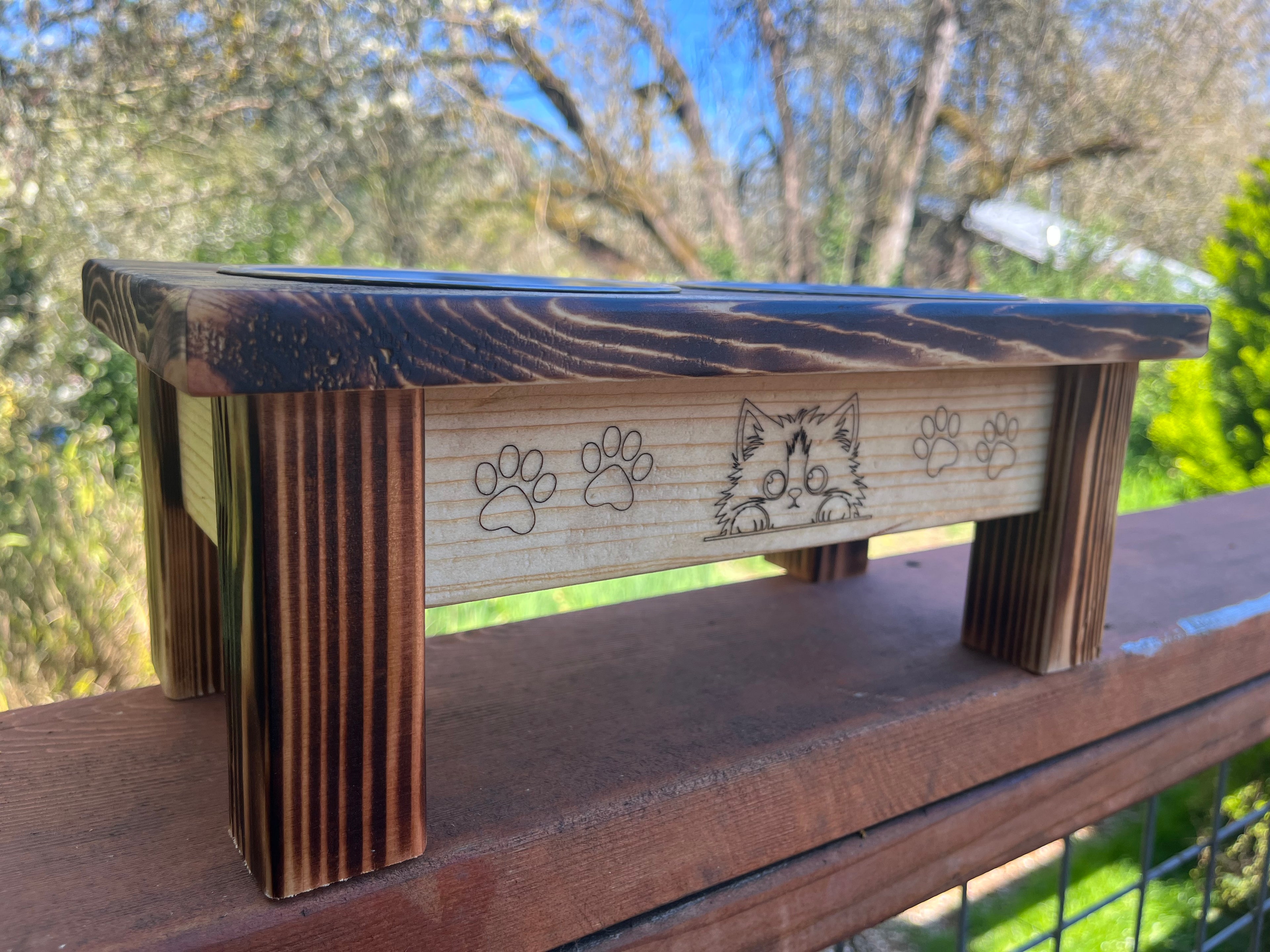 Cute Elevated Cat Feeder – Engraved Kittens, Paw Prints & Rustic Wood Design