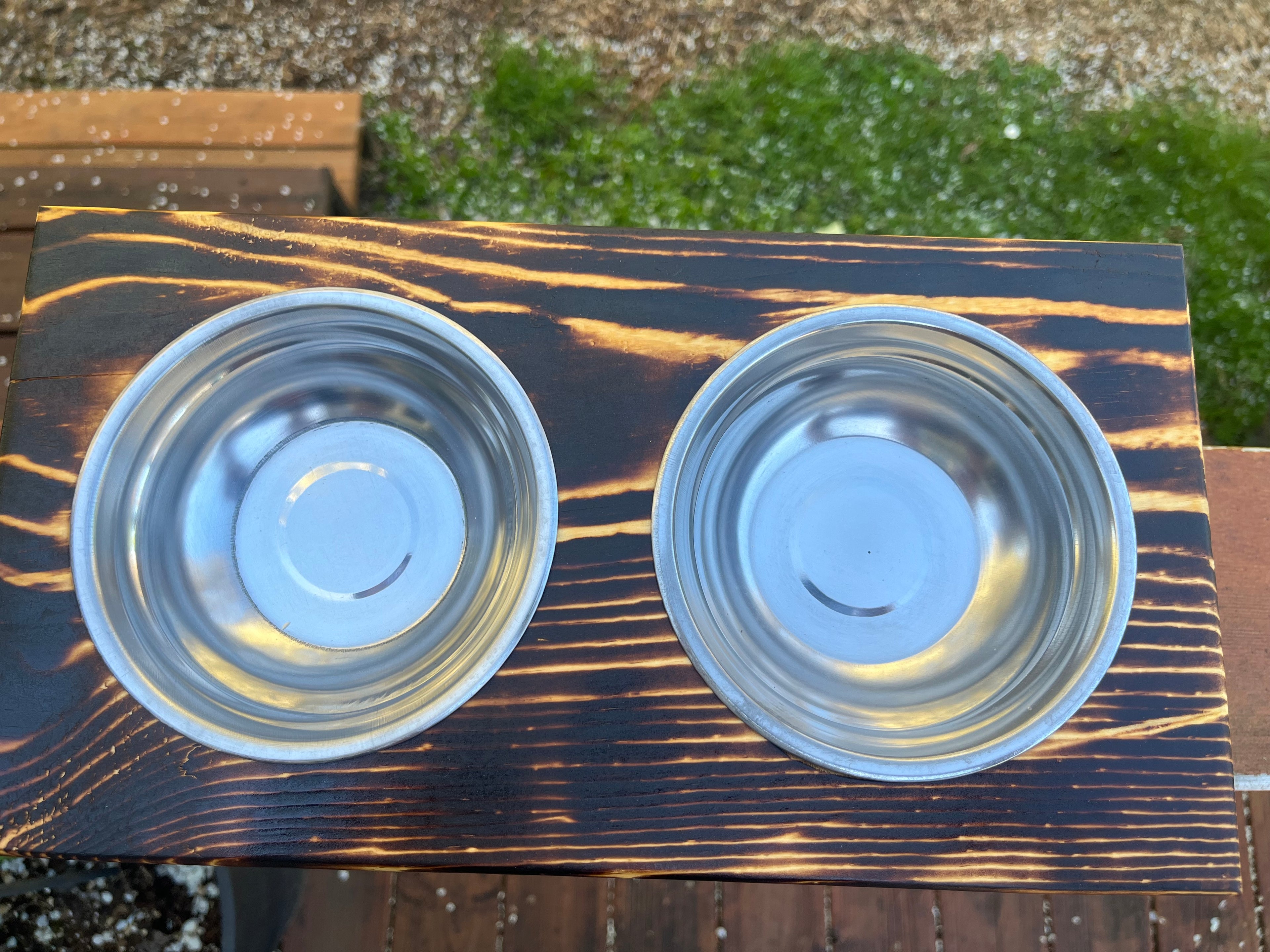 Cute Elevated Cat Feeder – Engraved Kittens, Paw Prints & Rustic Wood Design