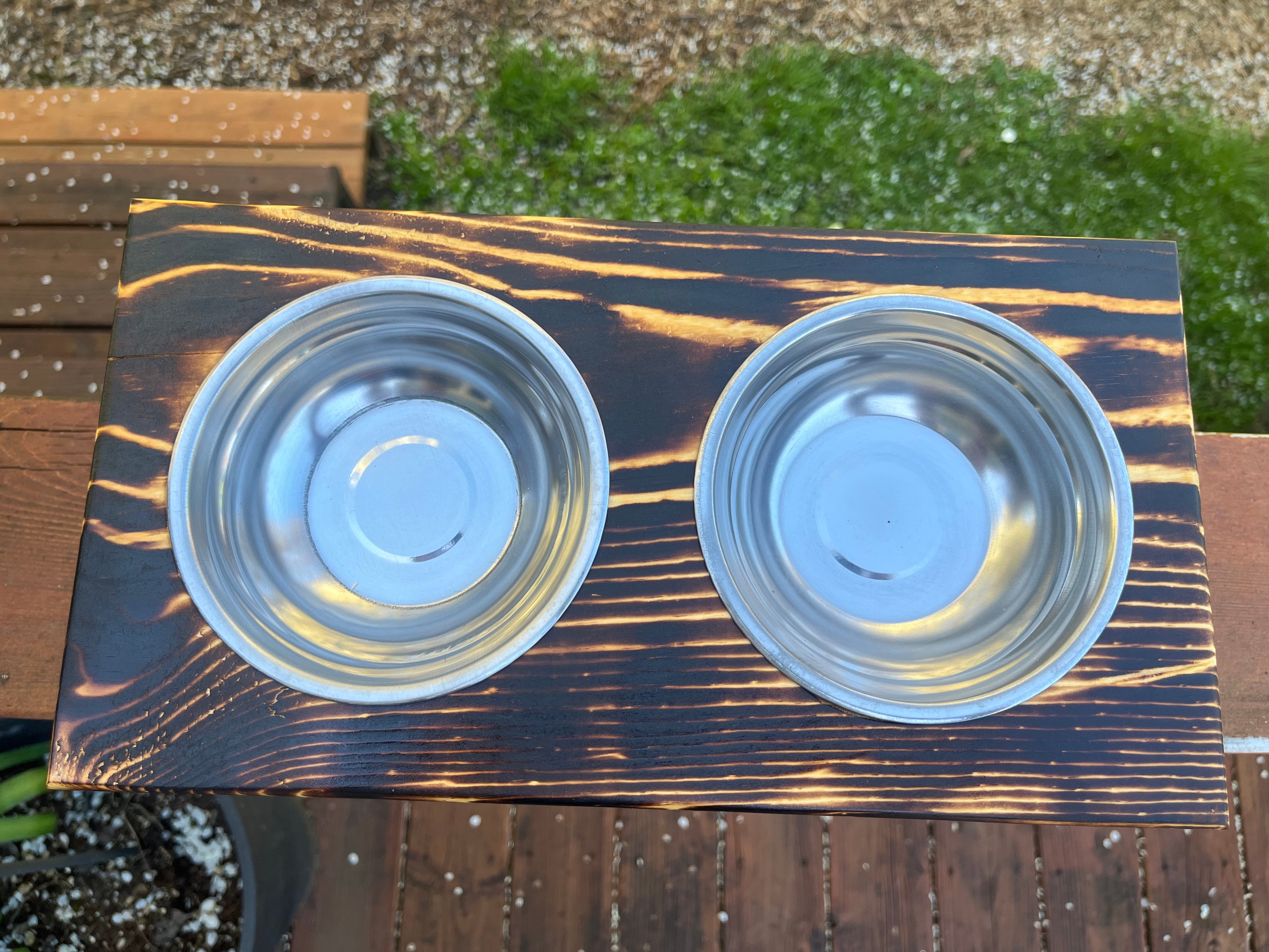 Cute Elevated Cat Feeder – Engraved Kittens, Paw Prints & Rustic Wood Design