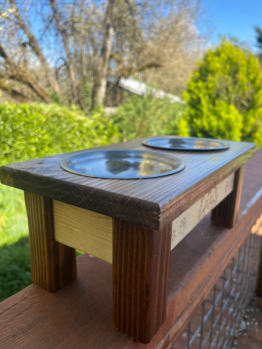 Elevated Cat Feeder – Light American Stain with Engraved Kitten Design