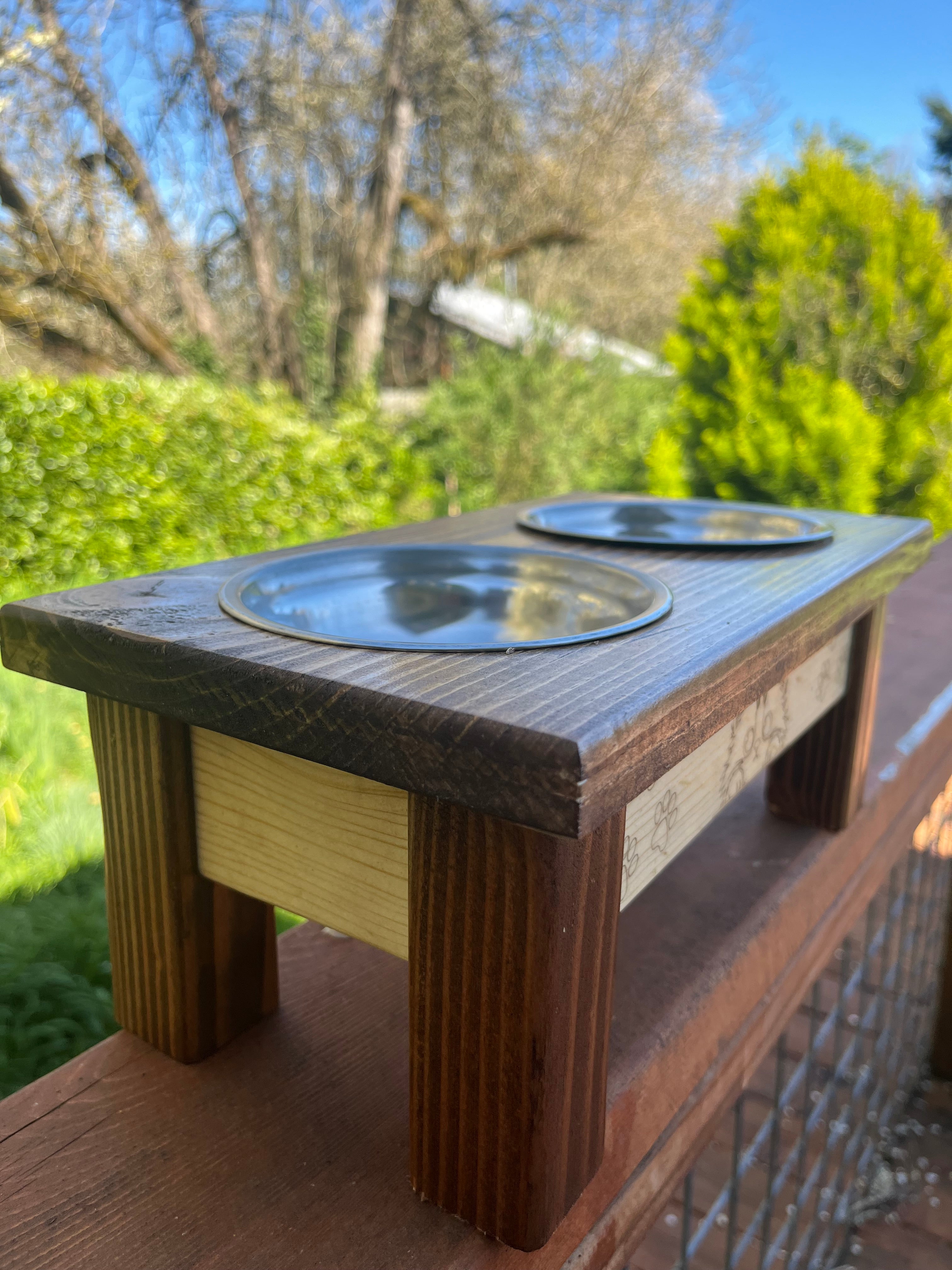 Elevated Cat Feeder – Light American Stain with Engraved Kitten Design