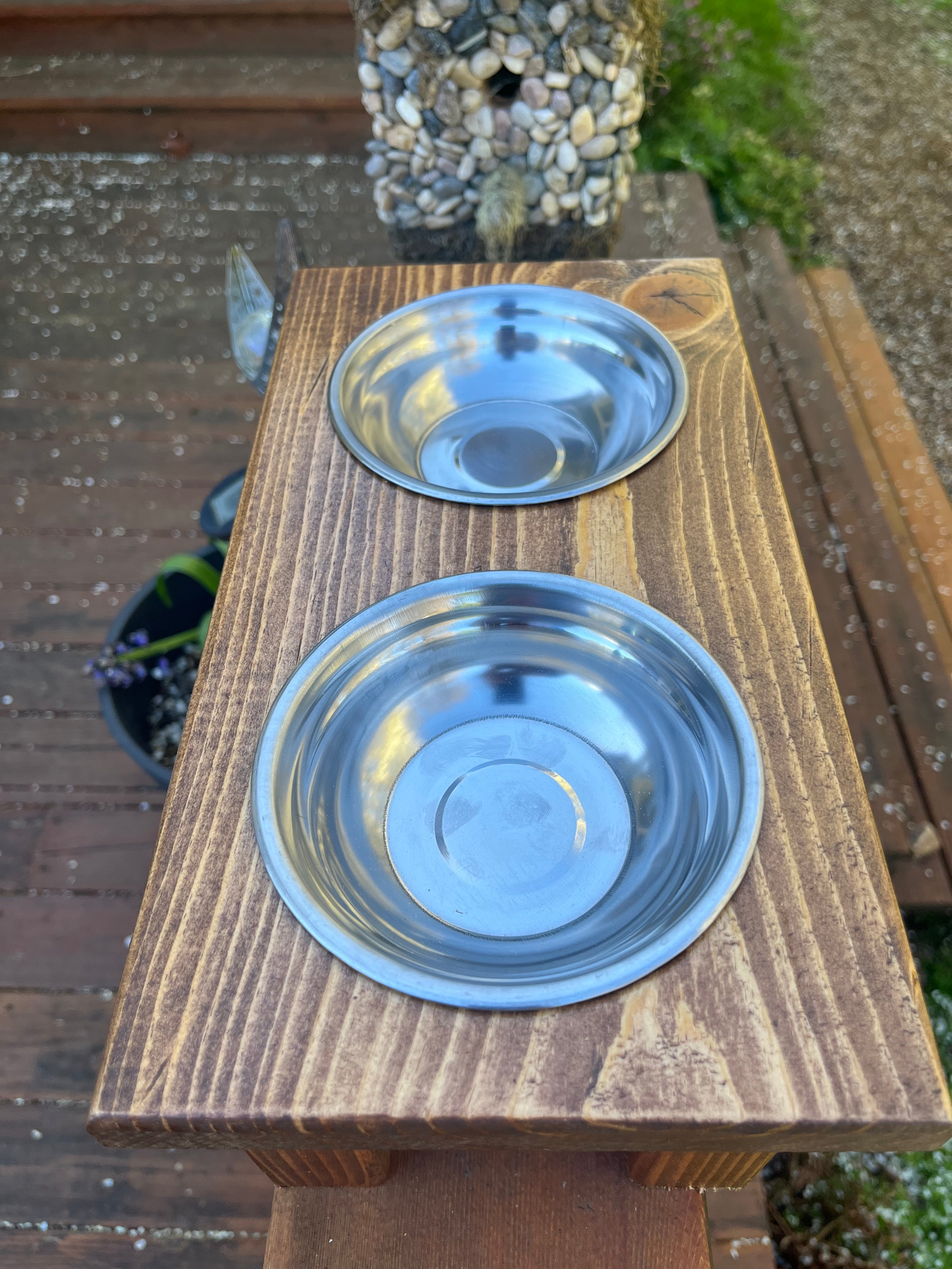 Elevated Cat Feeder – Light American Stain with Engraved Kitten Design