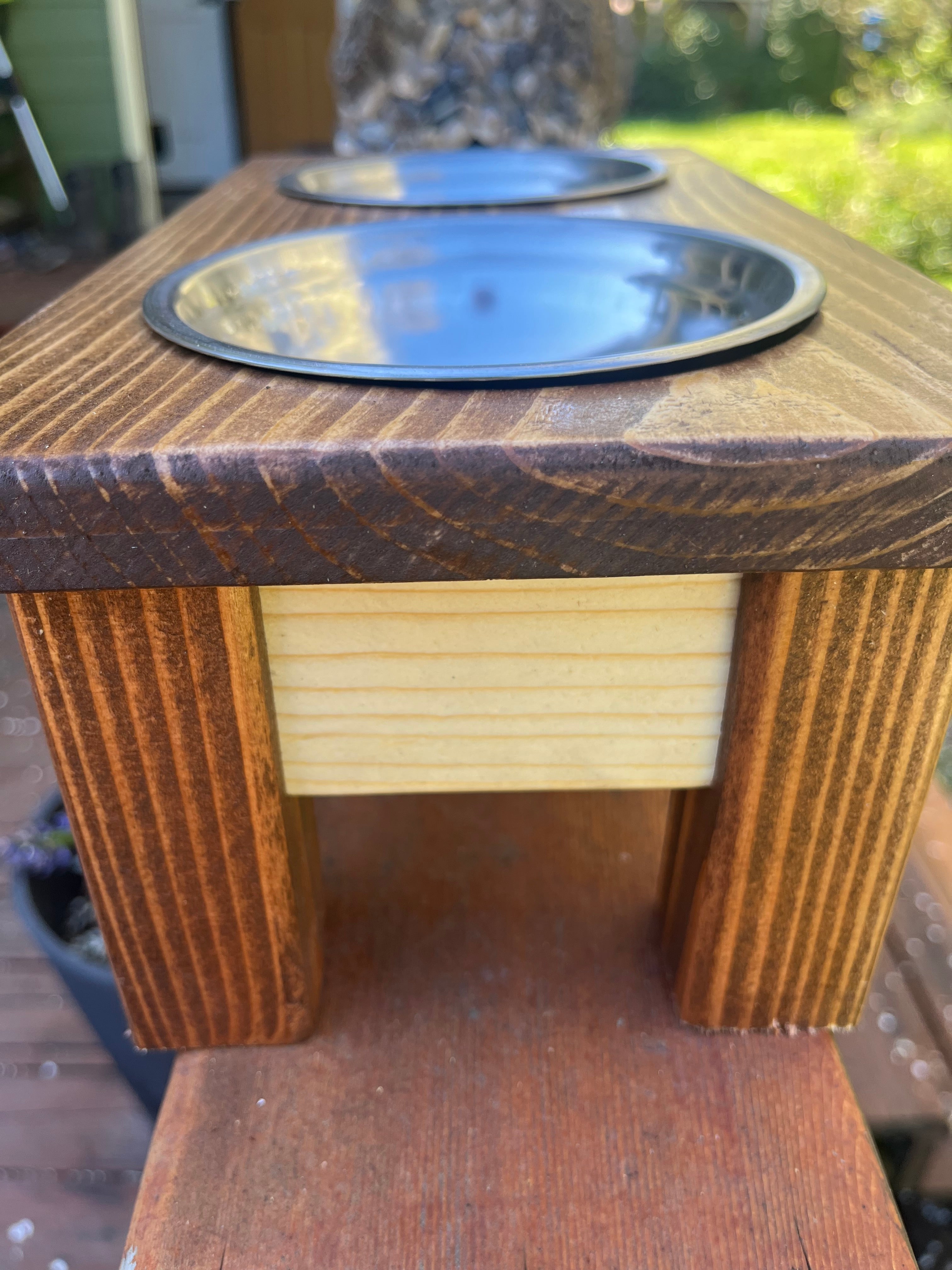 Elevated Cat Feeder – Light American Stain with Engraved Kitten Design