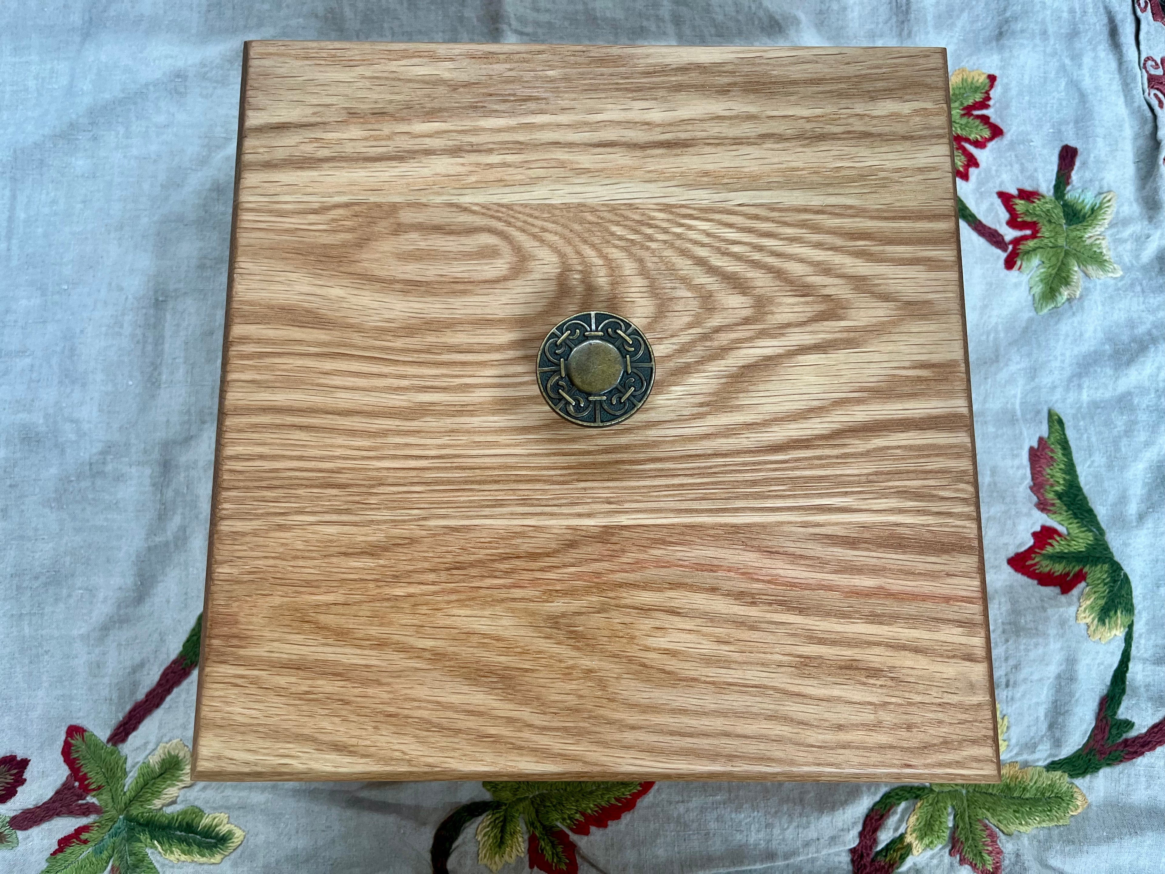 Handcrafted Solid Oak Keepsake Box – Dovetail Joinery, Engraved Mandala Lid, Blue Sparkle Lining
