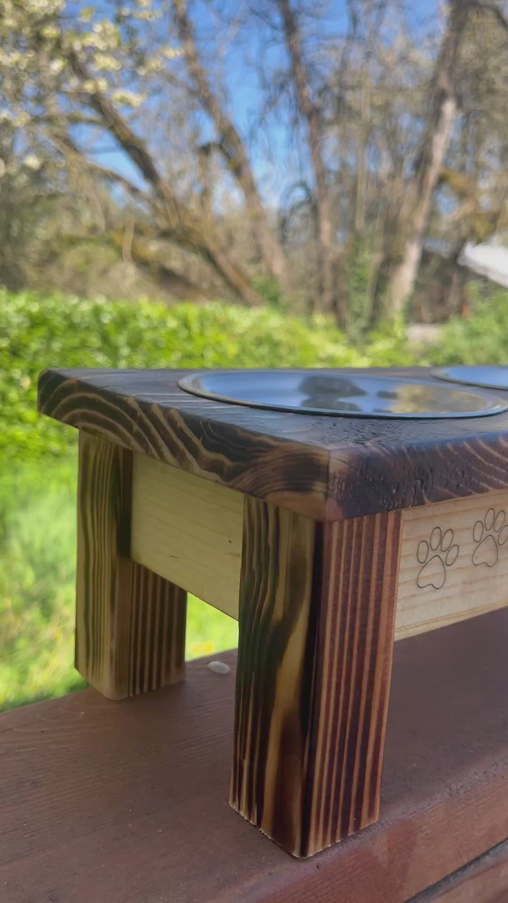 Cute Elevated Cat Feeder – Engraved Kittens, Paw Prints & Rustic Wood Design