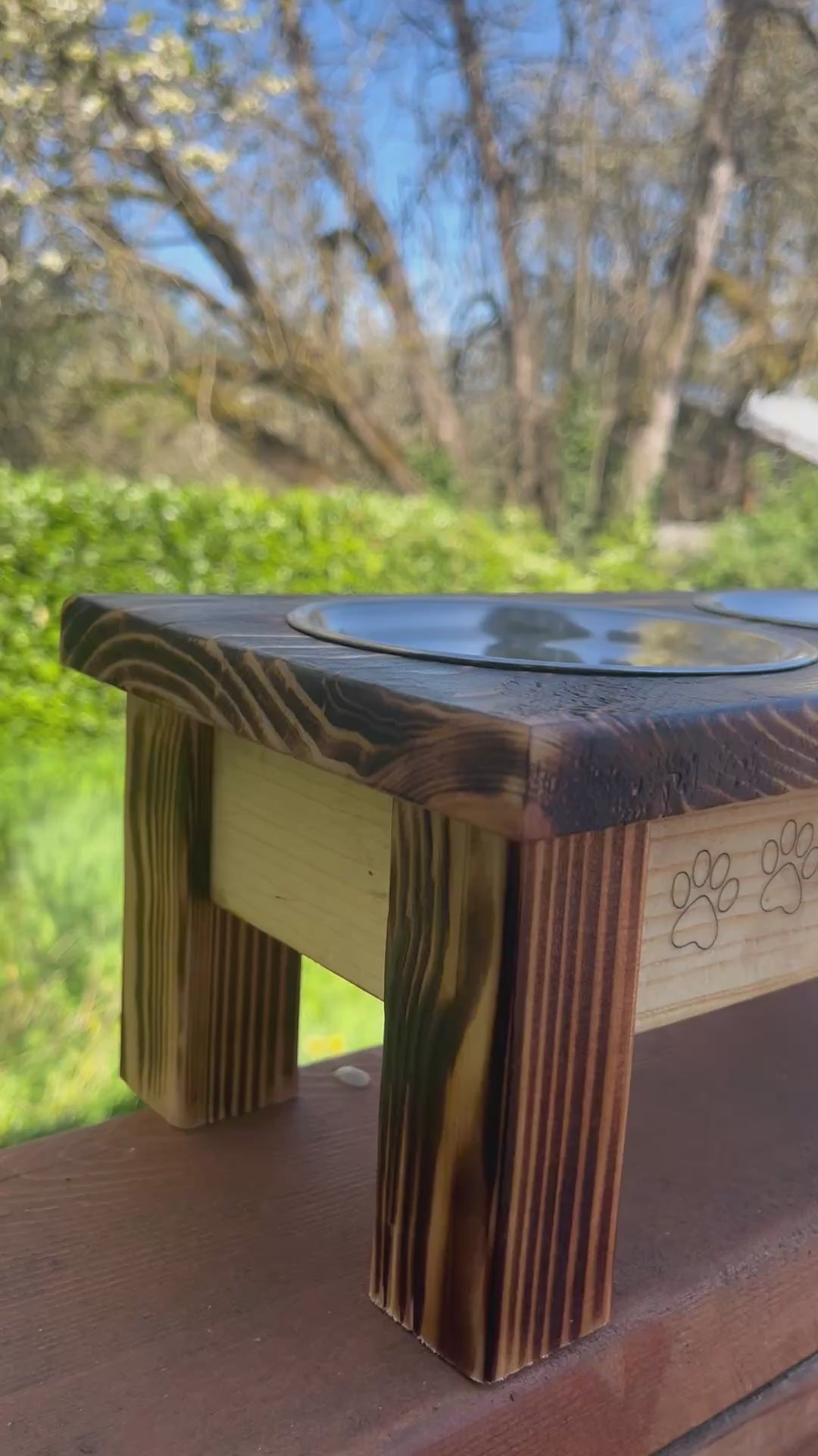 Cute Elevated Cat Feeder – Engraved Kittens, Paw Prints & Rustic Wood Design